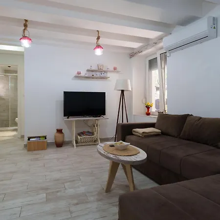 Lara Free Parking Skadarlija Belgrád